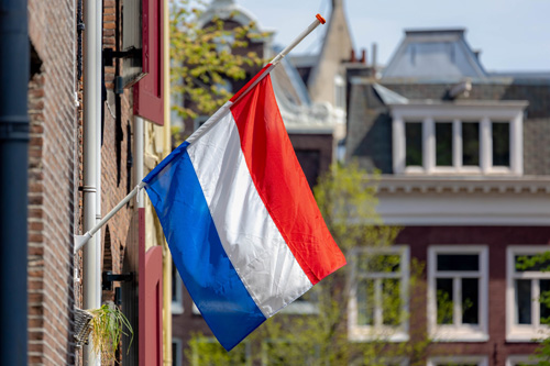 Hoe hang je de Nederlandse vlag halfstok?